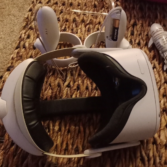 Oculus Other - Oculus White and Black VR Headset with Controllers